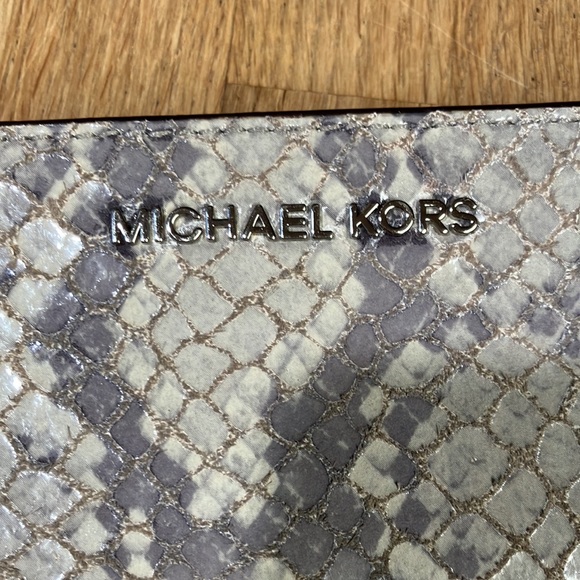 MICHAEL KORS GENUINE LEATHER GRAY SNAKE STYLE CARDS WALLET - Picture 2 of 10